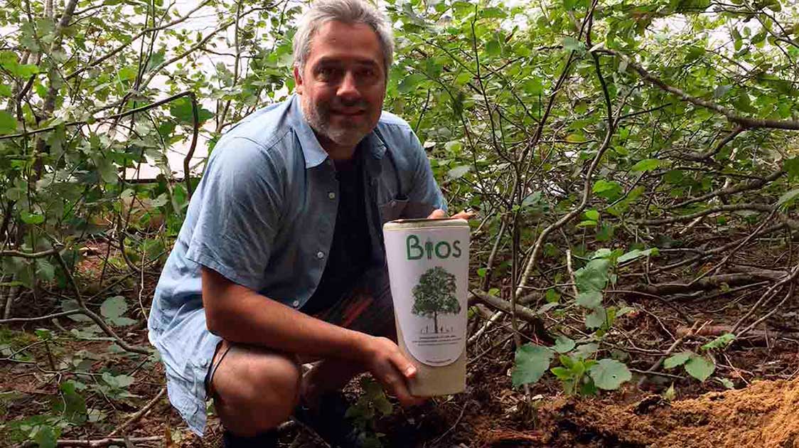 Mathieu a planté l’Urne Bios® de sa mère près d’une forêt au Québec