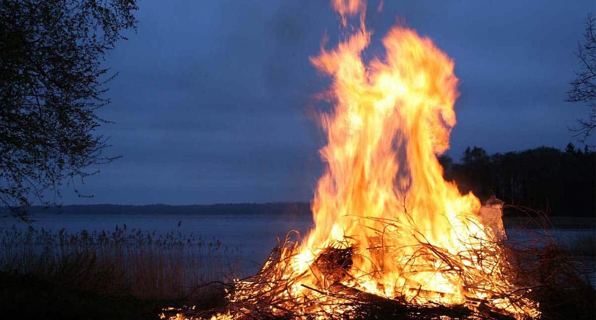 A typical Samhain Bonfire used to mark the holiday / Un feu de joie typique de Samhain, utilisé pour marquer la fête.