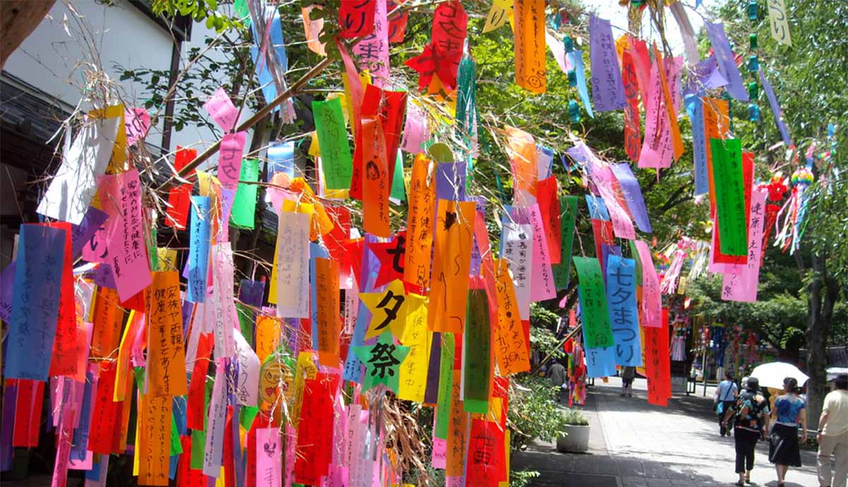 tamabata wishing tree in Japan let's people write wishes 