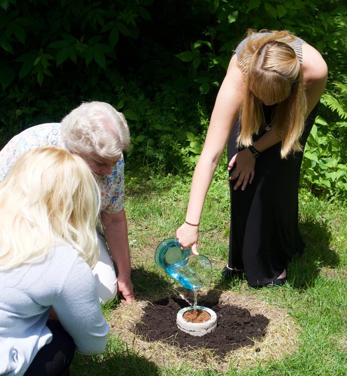 Bios Urn tree Blog: The importance of rituals in grieving and the power of planting a tree with the cremated remains / La importancia de los rituales en el duelo
