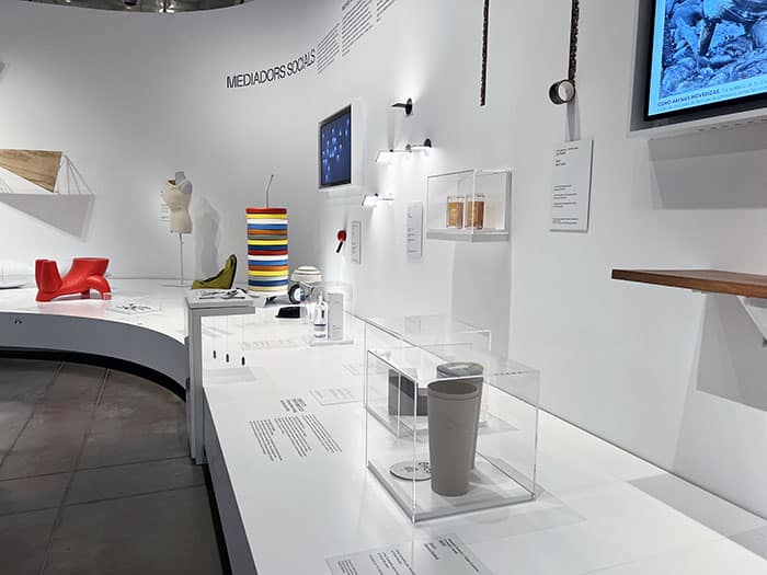 The Bios Urn is featured in the "Objectes Comuns" exhibition in the Design Museum in Barcelona / L'Urne Bios est présentée dans le cadre de l'exposition "Objects Comuns" au musée du design de Barcelone.
